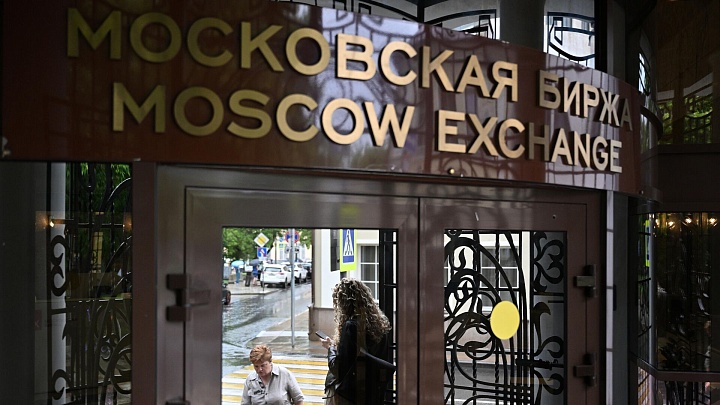 Российский рынок акций в четверг снизился второй раз подряд