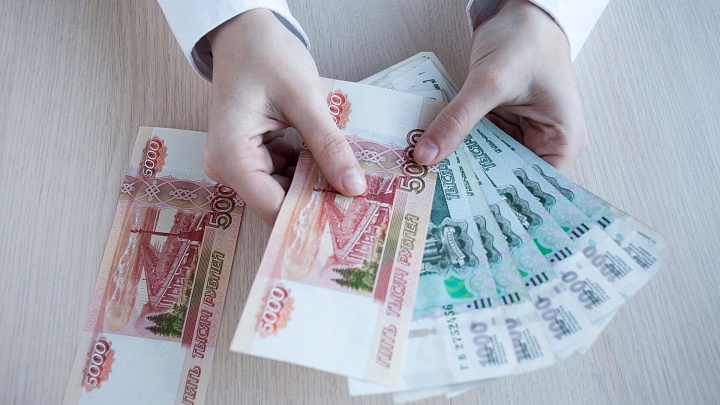 Названы отрасли, где зарплаты за год просели сильнее всего