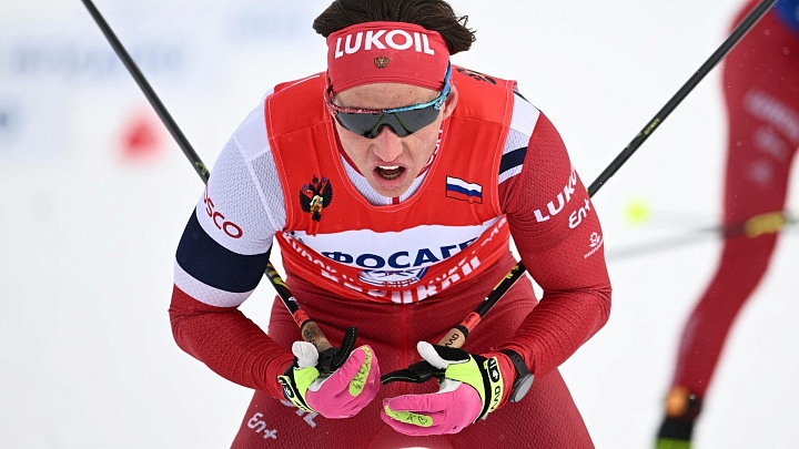 Коростелев на финише опередил Большунова и выиграл гонку на Кубке России