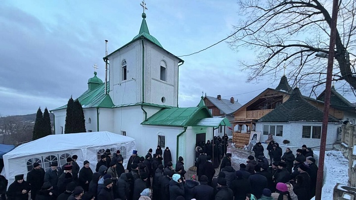Молдавская полиция вновь выставила кордон у храма в селе Деренеу